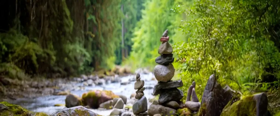 Steinturm an einem Waldbach