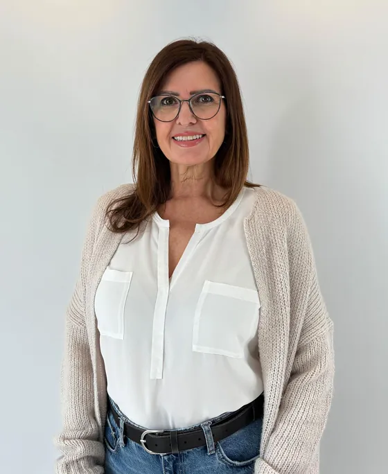Ramona Spiegler, Aufstellerin und Coach in Eppingen, lächelnd in heller Bluse und Strickjacke